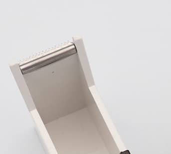 Подставка под скотч с зубчатой кромкой для отрыва белая